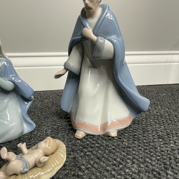Cosmos Nativity Jesus Virgin Mary Blue White Ceramic - Picture 4 of 5